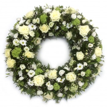 Kranz mit weißen Rosen und Trachelium, ø 70 cm